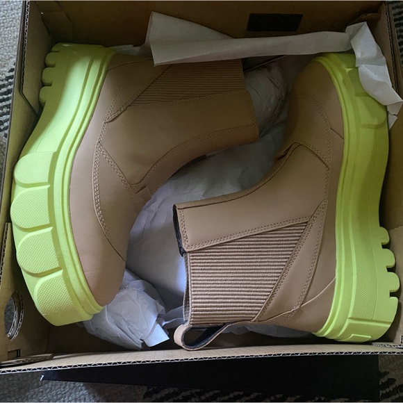 NIB Sorel Caribou x Chelsea Waterproof Boots - Picture 3 of 5